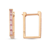 Bir bahar sabahının tazeliğini andıran, baget kesim pembe topaz taşlı, 14 ayar rose altın çerçevesi içinde parıldayan çengel pembe topaz taşlı küpe