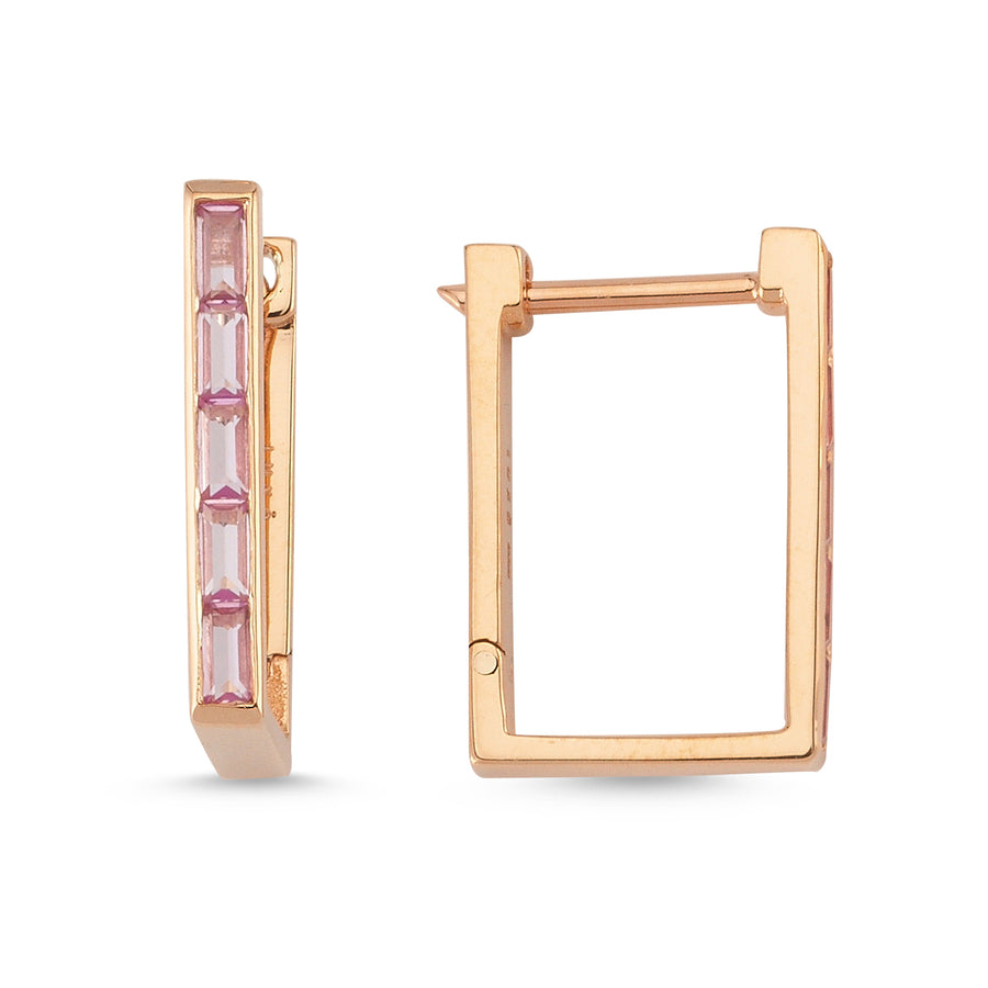 Bir bahar sabahının tazeliğini andıran, baget kesim pembe topaz taşlı, 14 ayar rose altın çerçevesi içinde parıldayan çengel pembe topaz taşlı küpe