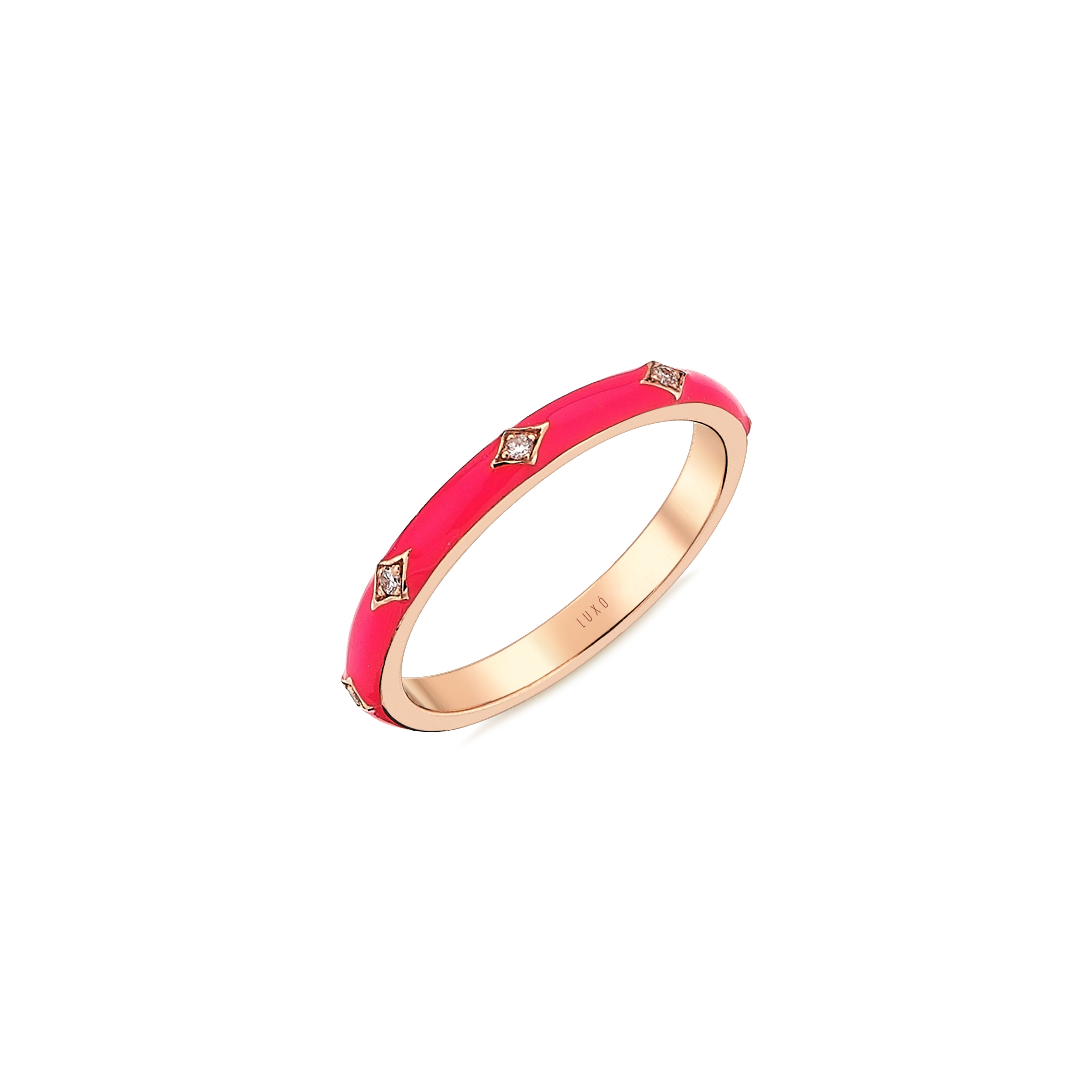 Pembe mineni enerjisiyle Ayar Rose Altının sıcak dokusunu bir araya getirerek yuvarlak kesim pırlantalarla süslenmiş Enamel Rose Altın Pembe Mineli Pırlanta Yüzük