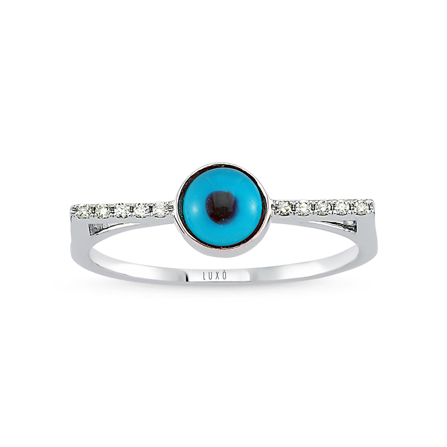 14 Ayar Beyaz Altın çerçevesini oluşturan yüzüğün ortasında yer alan klasik nazar boncuğunun modern tasarımıyla Eyeful Beyaz Altın Cam Göz Pırlanta Yüzük